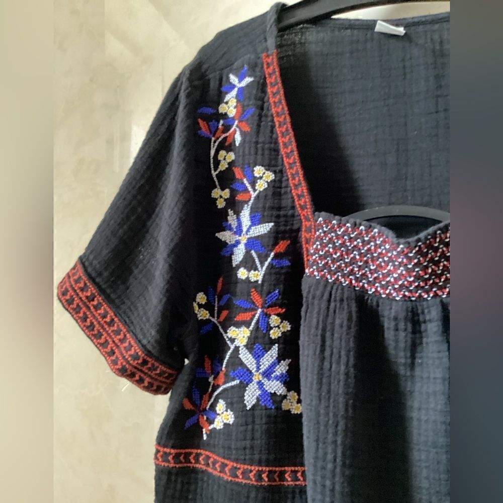 Old Navy M Boho top, black, floral embroidery - Picture 2 of 8